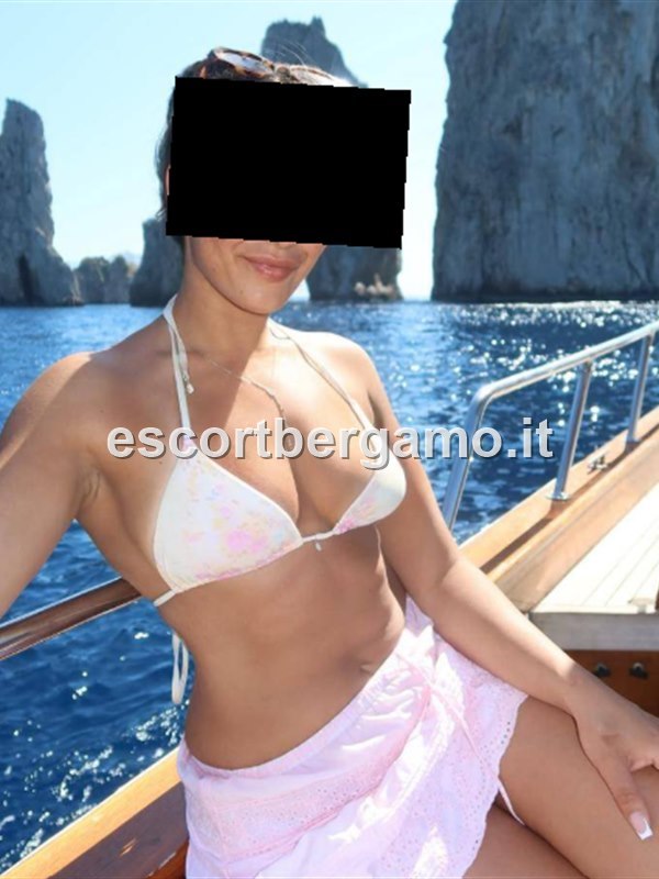 Nayara — annuncio escort a Curno